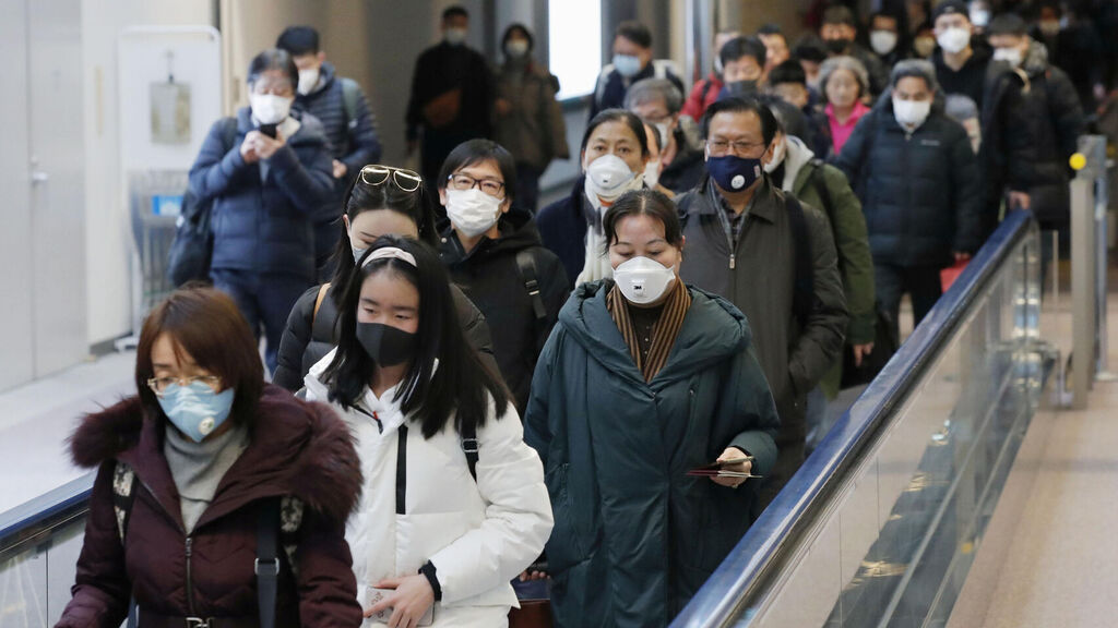 Chinos en cuarentena por brote de coronavirus