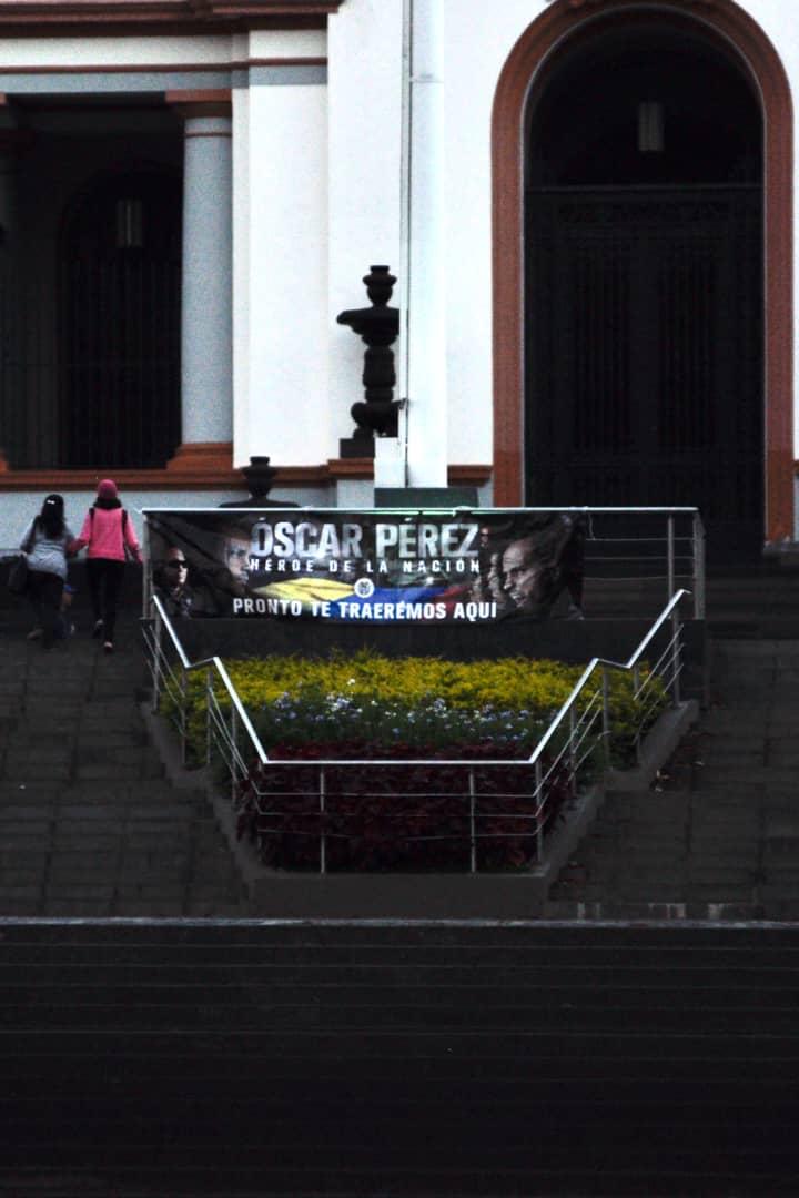 Pancarta de Óscar Pérez en el Panteón Nacional | Foto: Cortesía