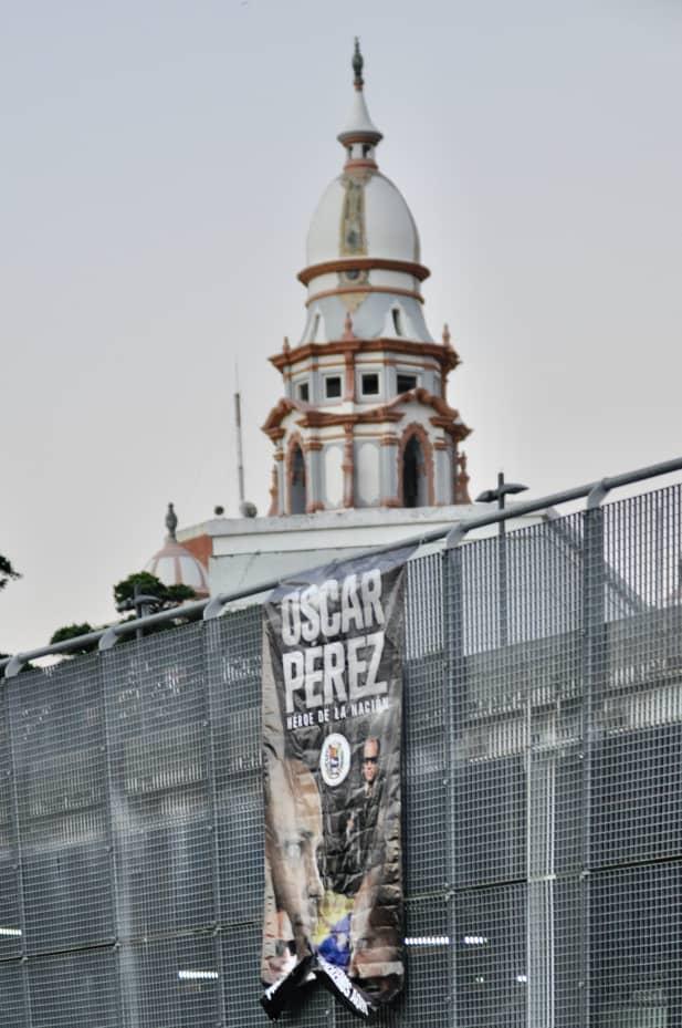 Pancarta de Óscar Pérez en el Panteón Nacional | Foto: Cortesía