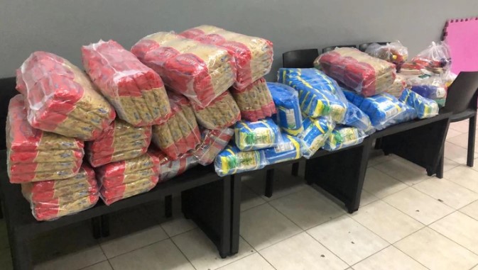 Recolección de alimentos en barrio de Buenos Aires, Argentina, organizado por Diego Armando Maradona