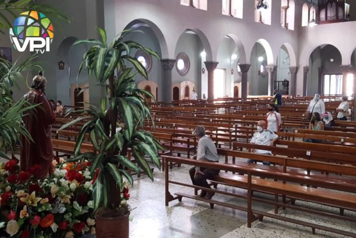 Feligreses en la Iglesia La Chiquinquirá