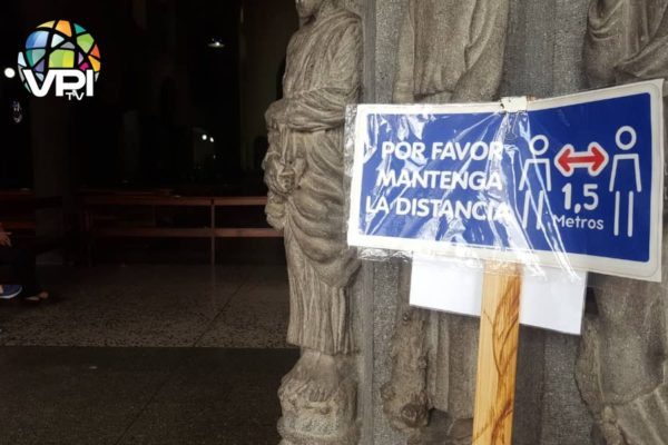 Feligreses en la Iglesia La Chiquinquirá