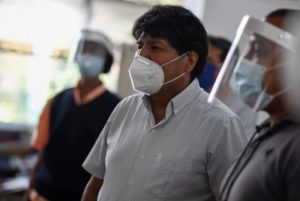 ¡En la cabeza! Le lanzaron una silla a Evo Morales