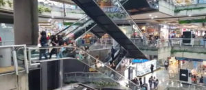 La enorme cantidad de personas que van a los centros comerciales en pandemia