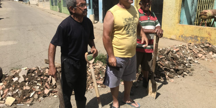 #Venezuela | Habitantes en comunidad de Guárico trancaron la calle en protesta por bote de aguas servidas