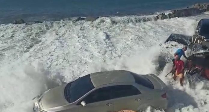 #Venezuela | Mar de fondo en Puerto Cabello: se reporta un desaparecido (+Vídeo)
