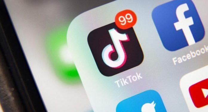 #Mundo | Niña murió asfixiada en Italia al participar en un reto de TikTok