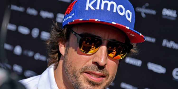 #Deportes | Piloto Fernando Alonso fue atropellado mientras entrenaba en su bicicleta