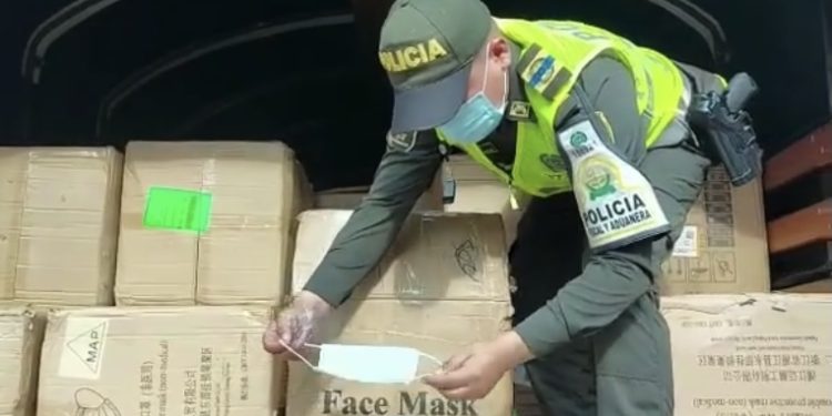 Más de dos millones de mascarillas de contrabando han sido decomisados en Colombia