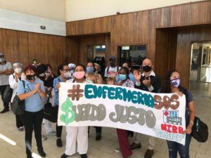 “Caminando o pidiendo cola”, así llegan al trabajo los enfermeros de Guárico