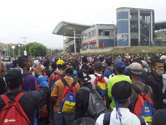 Avalancha de personas en ferrocarril de Charallave a pesar de cuarentena "radical"