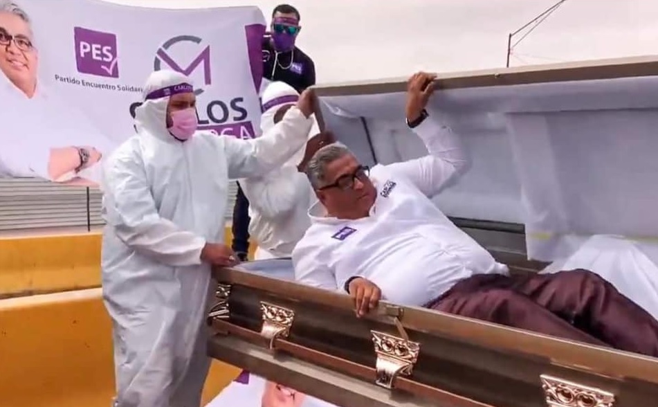 Político mexicano comenzó su campaña electoral saliendo de un ataúd