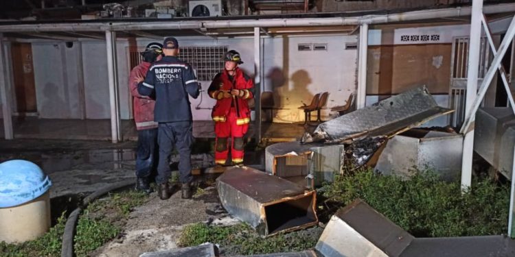 Fuerte incendio afectó la escuela de estudios políticos de la UCV