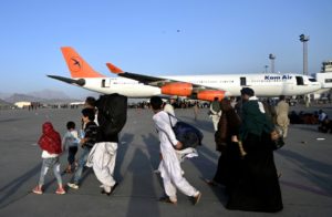 Miedo en Kabul: Miles de afganos intentan escapar de los talibanes