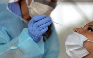 Hisopado nasal. Foto: Ministerio de Salud de Santiago del Estero