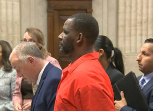 R. Kelly en juicio por tráfico sexual. Foto: Twitter