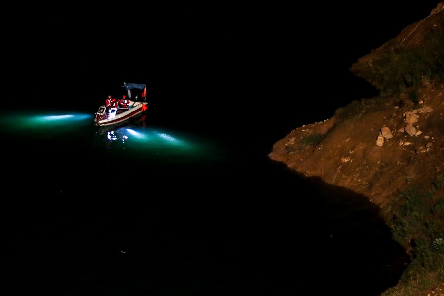 Cuerpos de rescate realizan labores de búsqueda en el río Zangk. Foto: Agencia Xinhua.