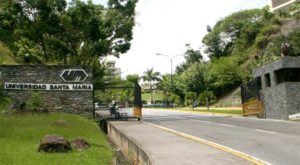 USM se vuelve tendencia en Twitter este 20Sep por rechazo a incremento de matrícula Los estudiantes de la Universidad Santa María expresaron su rechazo en redes sociales al aumento de matrícula que pondría en rigor esta casa de estudio con motivo de las inscripciones para el nuevo semestre, razón por la cual se hizo tendencia en redes sociales la noche de este 20 de septiembre. Como un “atropello a la educación” y "desmedido" calificaron los usemistas los nuevos precios de los aranceles académicos, y llamaron a los estudiantes de todos los núcleos a rechazar el aumento. Lea también: ¿Cuánto cuesta estudiar en una universidad privada en Venezuela? Con el hashtag #CaosUSM, los usemistas en toda Venezuela viralizaron lo que ocurre con la universidad. Entre las denuncias también señalaron la falta de comunicación de las autoridades universitarias con relación al aumento. Incluso algunos estudiantes indicaron que el incremento de matrícula no se ajusta a la resolución decretada por el ministro de Educación Universitaria de Nicolás Maduro, César Trompiz, que establece el congelamiento de los aranceles. Lea también: Maduro aún espera respuesta de Abdo Benítez y Lacalle Pou sobre propuesta para debatir