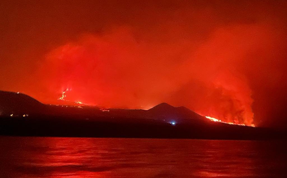 El volcán habría tocado el mar durante la noche del lunes. (Twitter: @RochexRB27)