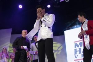 Rafael Sánchez, en representación del estado Lara, en el centro, reacciona luego de que fue anunciado como Míster Handsome Venezuela durante el certamen de belleza masculina en Caracas, Venezuela, el sábado 30 de octubre de 2021. El certamen se llevó a cabo después de que la edición del año pasado fue cancelada debido a la pandemia de COVID-19. (Foto AP/ Ariana Cubillos)