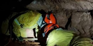 Imagen provista por la policía militar de Sao Paulo el 31 de octubre de 2021, que muestra a socorristas trabajando para rescatar a un grupo de bomberos atrapados en una gruta en Altinópolis, en el estado brasileño de Sao Paulo - Policía Militar del Estado de Sao Paulo/AFP