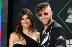 Mia Khalifa y Jhay Cortez en los Latin Grammy 2021. Foto: Twitter
