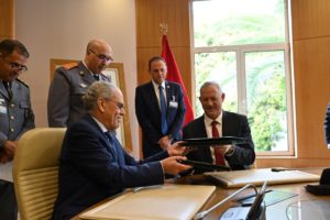 Ministro de Defensa de Israel, Benny Gantz, y el ministro marroquí delegado ante el jefe de gobierno a cargo de la defensa nacional, Abdellatif Loudiyi. Foto: Twitter