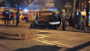 El Cuerpo de Bomberos de Iribarren extinguió el incendio de vehículos en la avenida Lara. Foto: Bomberos de Iribarren