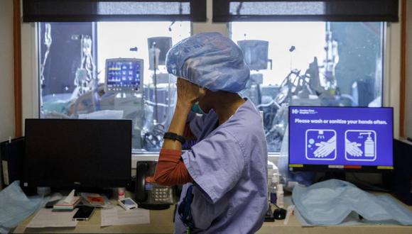 Un trabajador de la salud se pone una gorra abultada mientras el personal trata a pacientes que padecen la enfermedad por coronavirus (COVID-19) en la Unidad de Cuidados Intensivos en Canadá. (Foto referencial: Archivo/ Cole Burston / AFP).