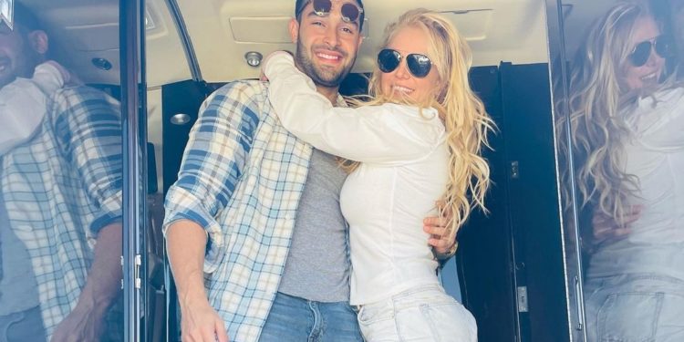 Britney Spears (d) se ha mostrado muy acaramelada con su prometido Sam Asghari (i). Foto: @britneyspears