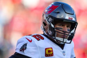 Tom Brady, de los Tampa Bay Buccaneers, reacciona durante un partido de los Playoffs de la NFL contra los Rams de Los Ángeles, en Tampa, Florida, Estados Unidos, el 23 de enero de 2022. (Foto AFP)