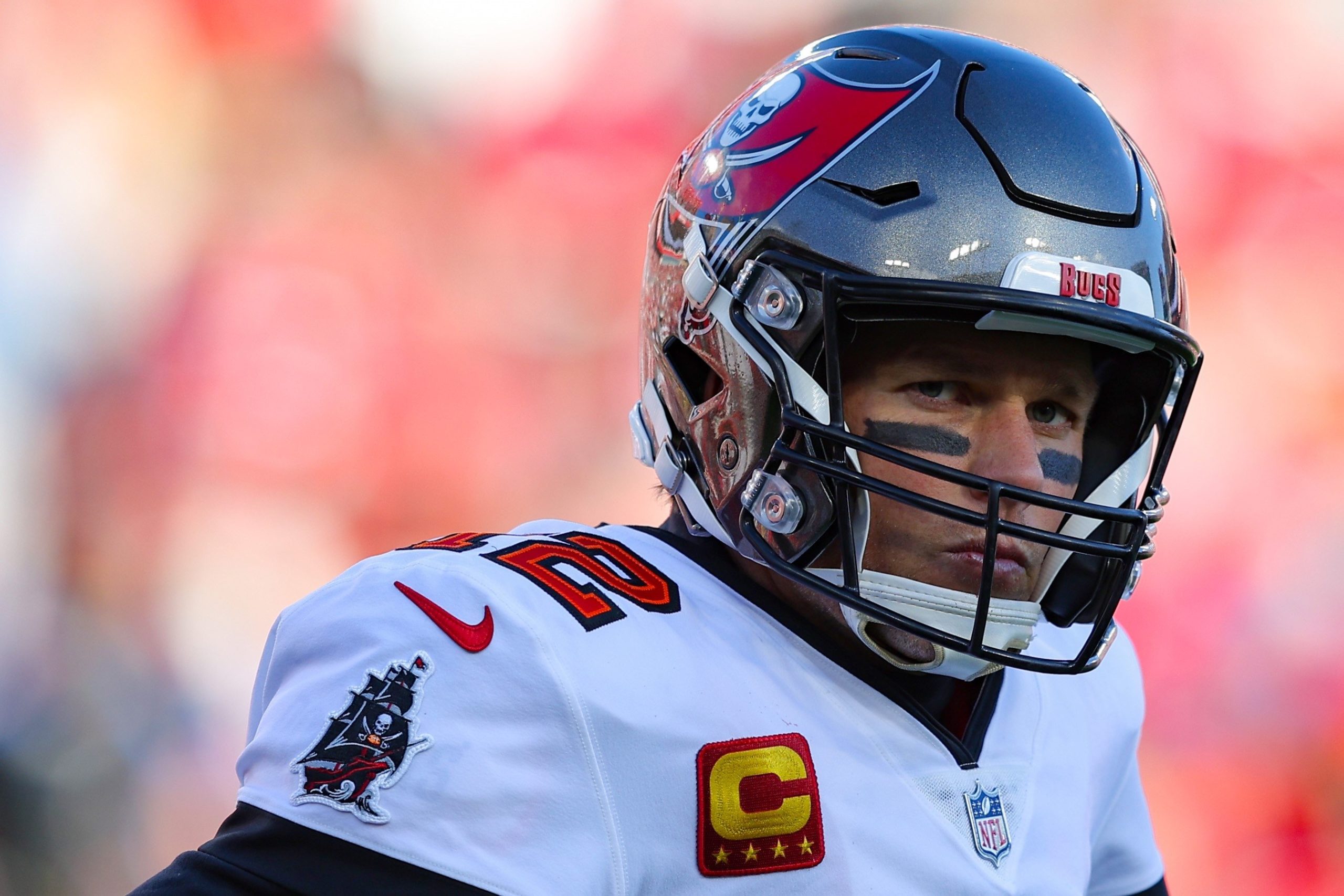 Tom Brady, de los Tampa Bay Buccaneers, reacciona durante un partido de los Playoffs de la NFL contra los Rams de Los Ángeles, en Tampa, Florida, Estados Unidos, el 23 de enero de 2022. (Foto AFP)