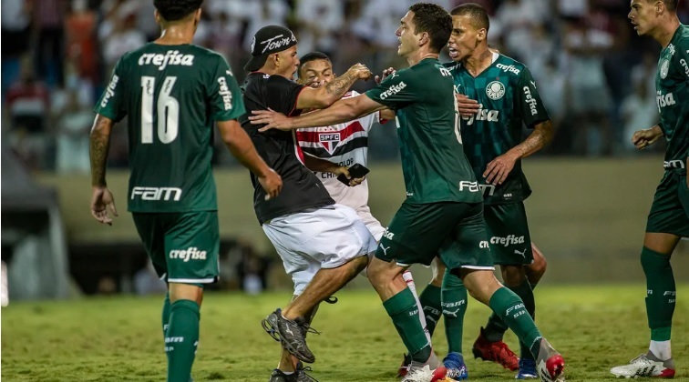 Aficionado saltó al campo con un cuchillo en intentó apuñalar a futbolistas