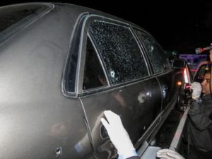 Vehículo de Spear examinado por las autoridades. 