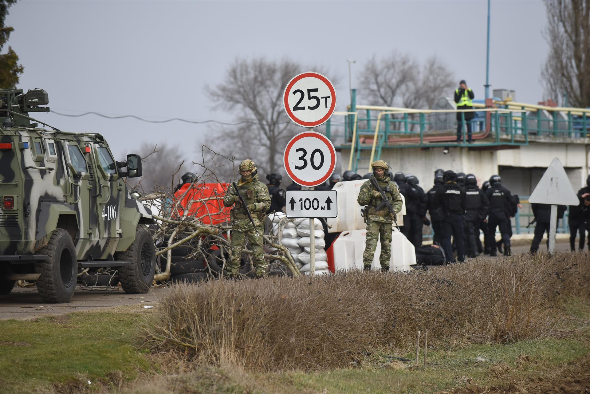 Policía y Guardia Nacional de Ucrania. Foto: EFE/OLEG PETRASYUK