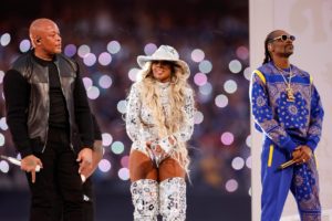 Dr. Dre y Smoop Dogg protagonizaron un medio tiempo lleno de rap en el Super Bowl