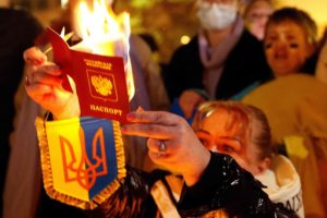 Un manifestante quema un pasaporte ruso durante una protesta en Tel Aviv. Foto: JACK GUEZ / AFP
