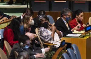 Nueva York (Estados Unidos), 24/03/2022.- La embajadora de Estados Unidos ante la ONU, Linda Thomas-Greenfield (C), habla con el personal durante una reunión de la Asamblea General de las Naciones Unidas en la que está previsto que los países miembros debatan y voten resoluciones para denunciar la crisis humanitaria que está provocando la invasión de Rusia en Ucrania, en la sede de las Naciones Unidas en Nueva York (Estados Unidos), el 24 de marzo de 2022. (Rusia, Ucrania, Estados Unidos, Nueva York) EFE/EPA/JUSTIN LANE