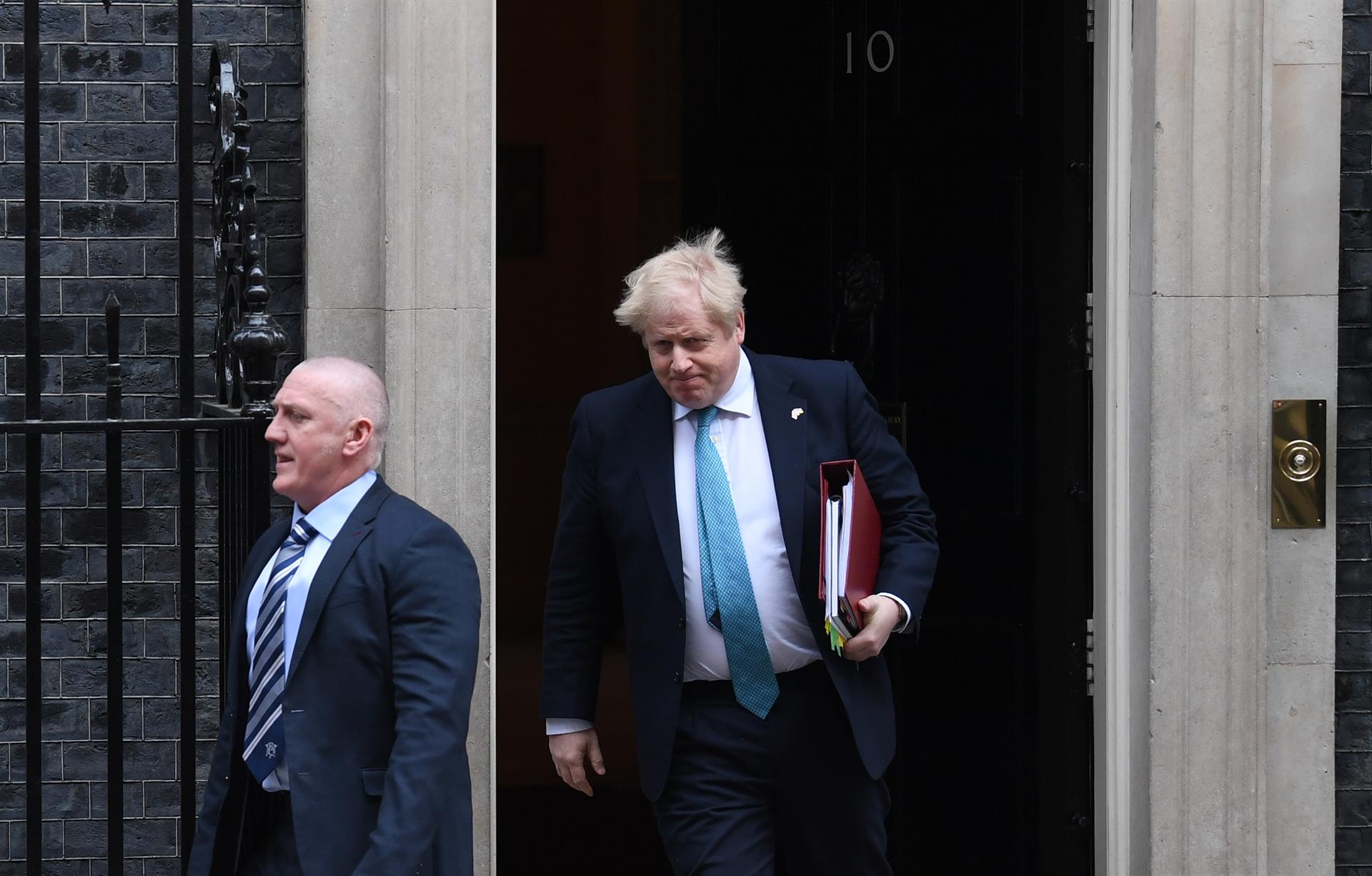 Londres (Reino Unido), 23/03/2022.- El primer ministro británico Boris Johnson (R) sale de Downing Street en Londres, Gran Bretaña, el 23 de marzo de 2022. El ministro de Hacienda, Rishi Sunak, hará su Declaración de Primavera, una declaración anual que hace el ministro de Hacienda ante la Cámara de los Comunes en la que ofrece una actualización de la salud general de la economía. (Reino Unido, Londres) EFE/EPA/NEIL HALL