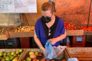 Una persona compra alimentos en Caracas (Venezuela). Foto: EFE / Miguel Gutiérrez