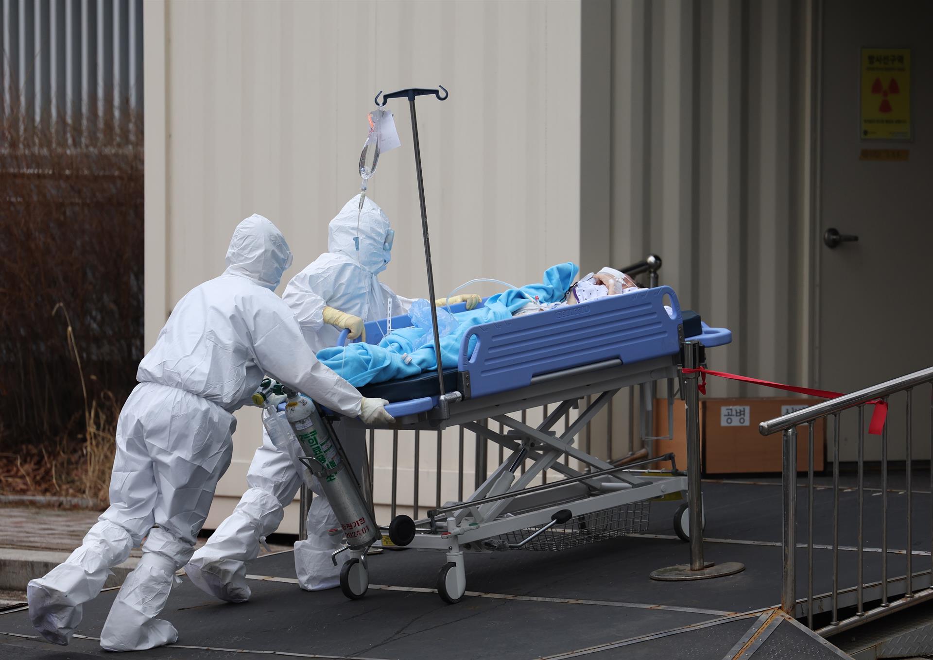 Trabajadores sanitarios en el Centro Médico de Seúl. Foto: EFE/EPA/YONHAP SOUTH KOREA OUTEFE/EPA/YONHAP SOUTH KOREA OUT