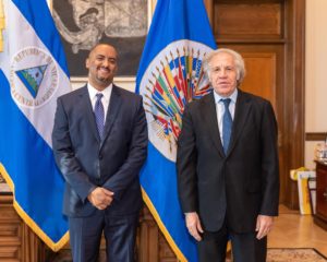 Fotografía del 5 de noviembre de 2021 cedida por la Organización de los Estados Americanos (OEA) donde aparece su secretario general, Luis Almagro (d), mientras posa junto al representante permanente de Nicaragua, Arturo McFields Yescas. Foto: EFE/Juan Manuel Herrera/OEA