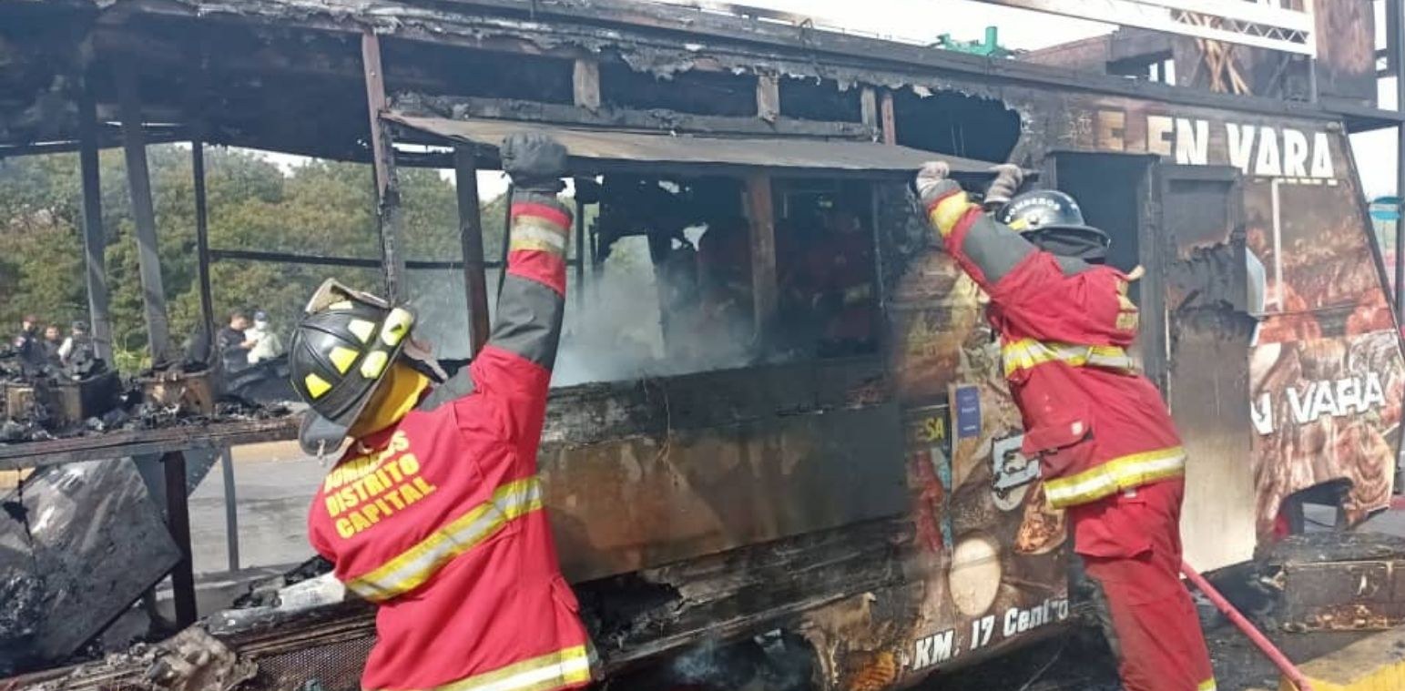 Puesto de Food Truck terminó calcinado en Plaza Venezuela, Caracas