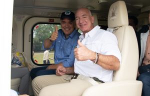 Iván Duque y Jeff Bezos. Foto: Iván Duque Twitter