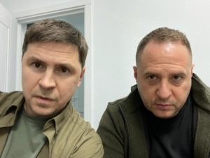 El asesor ucraniano del presidente de Ucrania Volodymyr Zelensk junto al jefe actual de la Administración Presidencial ucraniano, Andriy Yermak. Foto: Twitter Mykhailo Podoliak.