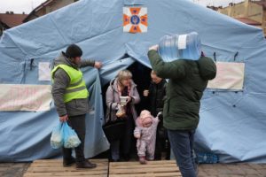 Cientos de refugiados a su llegada a la estación secundaria de Lviv, habilitada para poder recibir a personas desde Dnipro. Foto: EFE/ Borja Sánchez Trillo
