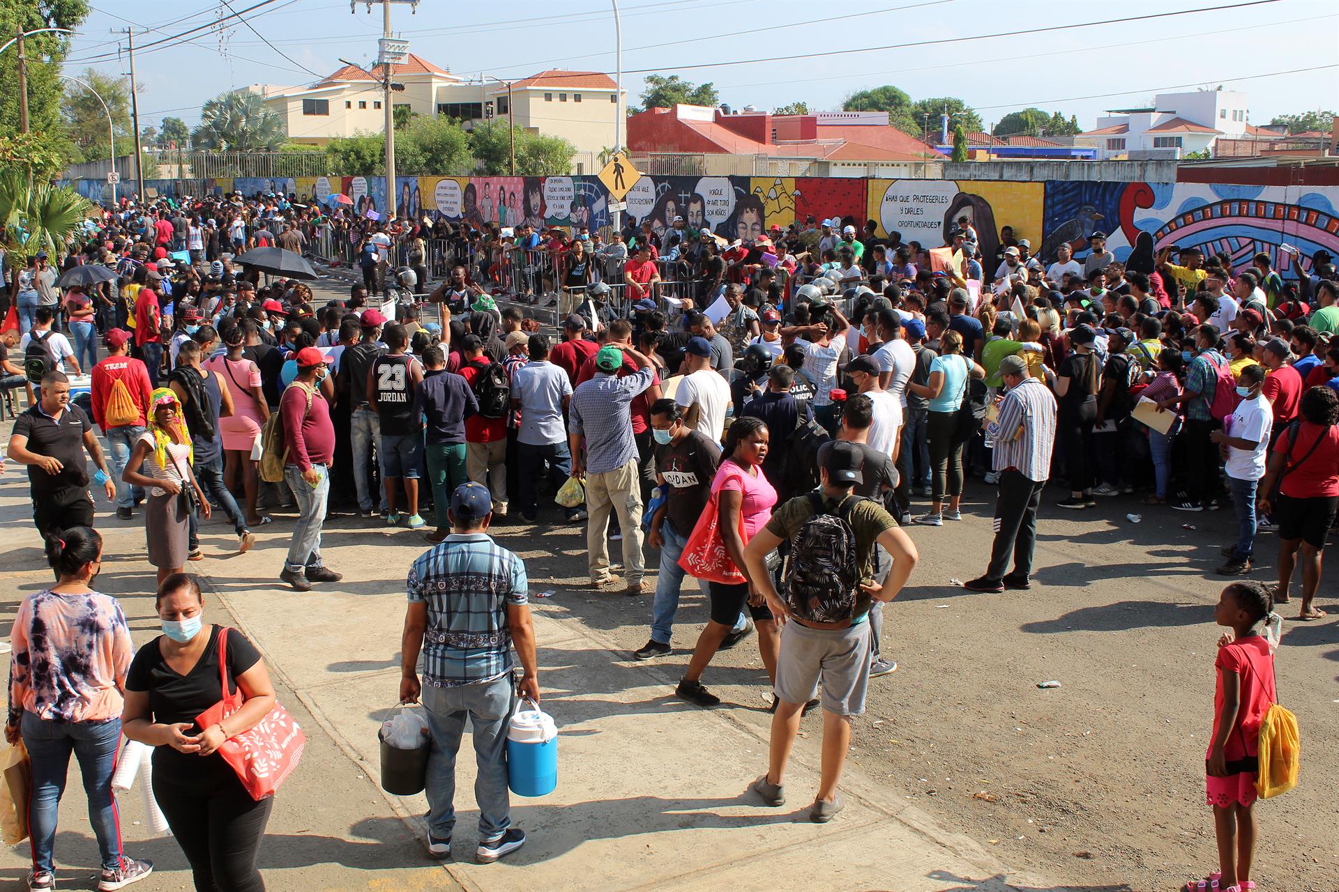 MEX9038. TAPACHULA (MÉXICO) 25/03/2022.- Migrantes centroamericanos en compañía de sus hijos solicitan a las autoridades visas humanitarias para su estancia legal en el país, el 17 de marzo de 2022, en la ciudad de Tapachula, estado de Chiapas (México).Las niñas migrantes, especialmente aquellas que viajan sin acompañamiento, enfrentan graves peligros en su ruta hacia Estados Unidos como las violaciones, los abusos y la trata, una tragedia que las organizaciones no gubernamentales buscan atender para dar una vida sin violencia a las menores de edad. EFE/Juan Manuel Blanco