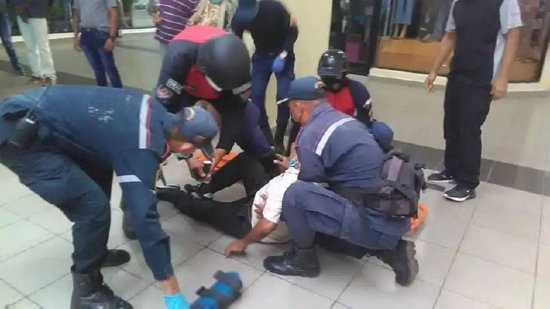 Hombre se lanzó del primer piso del Centro Comercial en Falcón