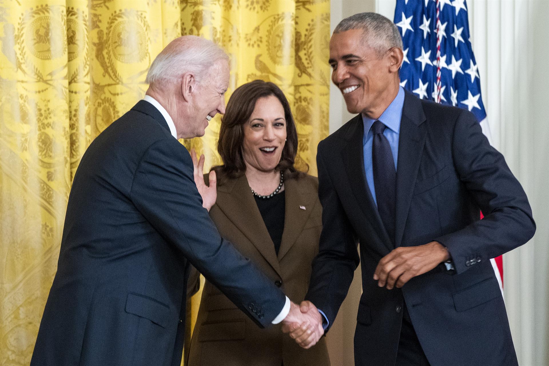 El presidente de los Estados Unidos, Joe Biden, junto al expresidente Barack Obama. Foto: EFE/SHAWN THEW
