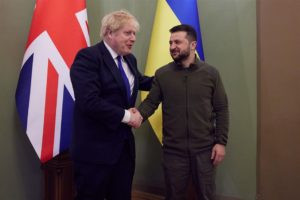 Kyiv (Ucrania), 09/04/2022.- Una foto distribuida a través del canal oficial de Telegram del presidente de Ucrania muestra al presidente ucraniano Volodymyr Zelensky (R) recibiendo al primer ministro británico Boris Johnson (L) para una reunión en Kyiv (Kiev), Ucrania, 09 de abril de 2022. Johnson llegó a Kiev en una visita sorpresa no anunciada. (Ucrania, Reino Unido) EFE/EPA/TELEGRAM/V_Zelenskiy_official / HANDOUT HANDOUT EDITORIAL USE ONLY/NO SALES